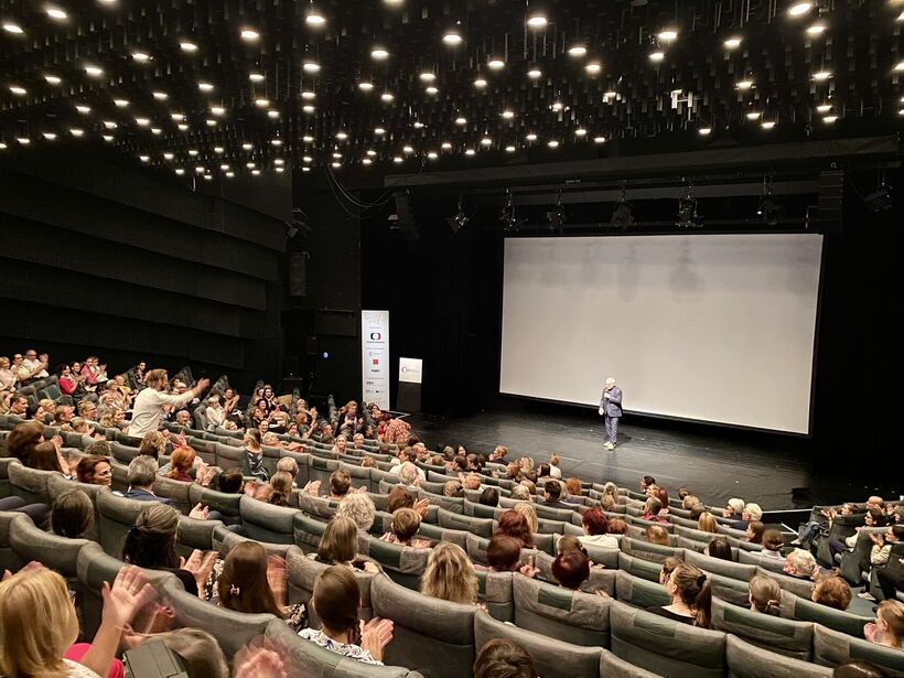 Václav Kuneš přichází na jeviště před projekcí dokumentu. Foto: Václav Hodina.